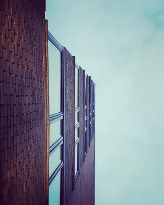 Hoogbouw met gevel van baksteen en glas