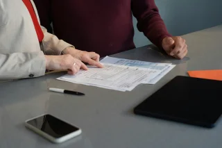 Twee mensen nemen contract door
