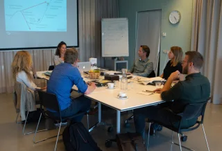 Projectteam zit om tafel