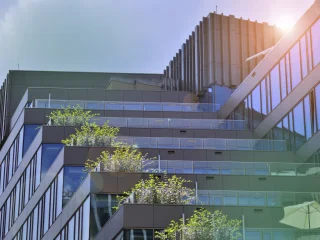 Hoogbouw met terrassen en bomen op elk terras